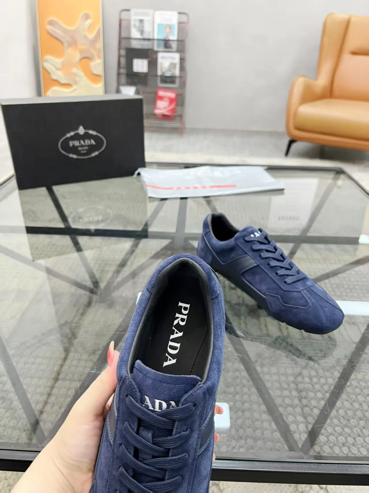 P400 38-45 Prada Prada’s new men’s leather sneakers, the highest version on the market, any comparison is welcome🆚! The original leather has excellent texture and is super high-end! Fetal sheep net lining imported from Italy, removable pad! Luxurious materials and fine workmanship, highly recommended!